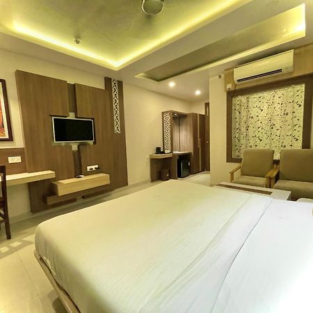 Hotel Kuber Palace ! Puri Near-Sea-Beach-And-Temple Fully-Air-Conditioned-Hotel With-Lift-And-Parking-Facility المظهر الخارجي الصورة