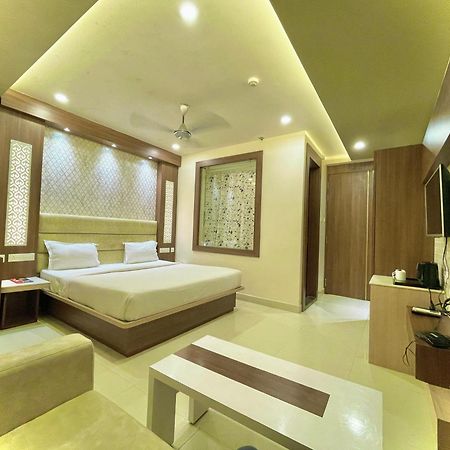 Hotel Kuber Palace ! Puri Near-Sea-Beach-And-Temple Fully-Air-Conditioned-Hotel With-Lift-And-Parking-Facility المظهر الخارجي الصورة