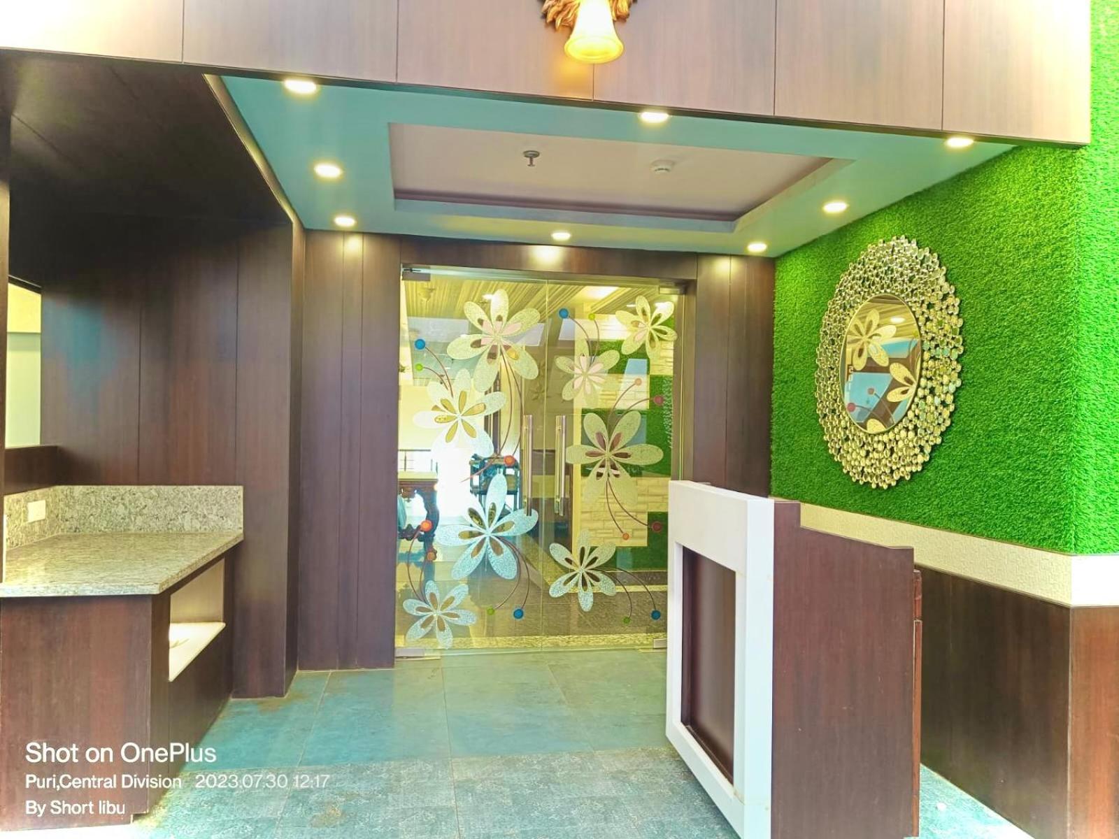 Hotel Kuber Palace ! Puri Near-Sea-Beach-And-Temple Fully-Air-Conditioned-Hotel With-Lift-And-Parking-Facility المظهر الخارجي الصورة