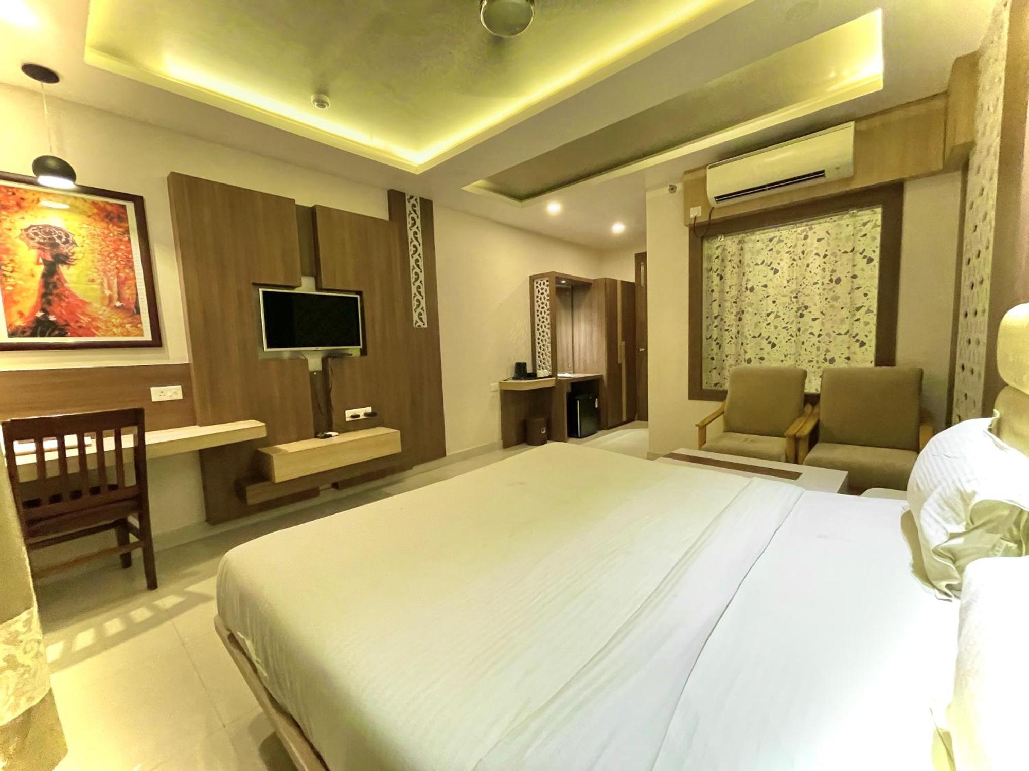 Hotel Kuber Palace ! Puri Near-Sea-Beach-And-Temple Fully-Air-Conditioned-Hotel With-Lift-And-Parking-Facility المظهر الخارجي الصورة