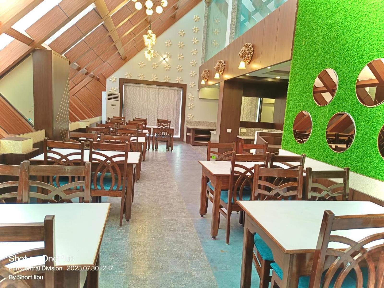 Hotel Kuber Palace ! Puri Near-Sea-Beach-And-Temple Fully-Air-Conditioned-Hotel With-Lift-And-Parking-Facility المظهر الخارجي الصورة