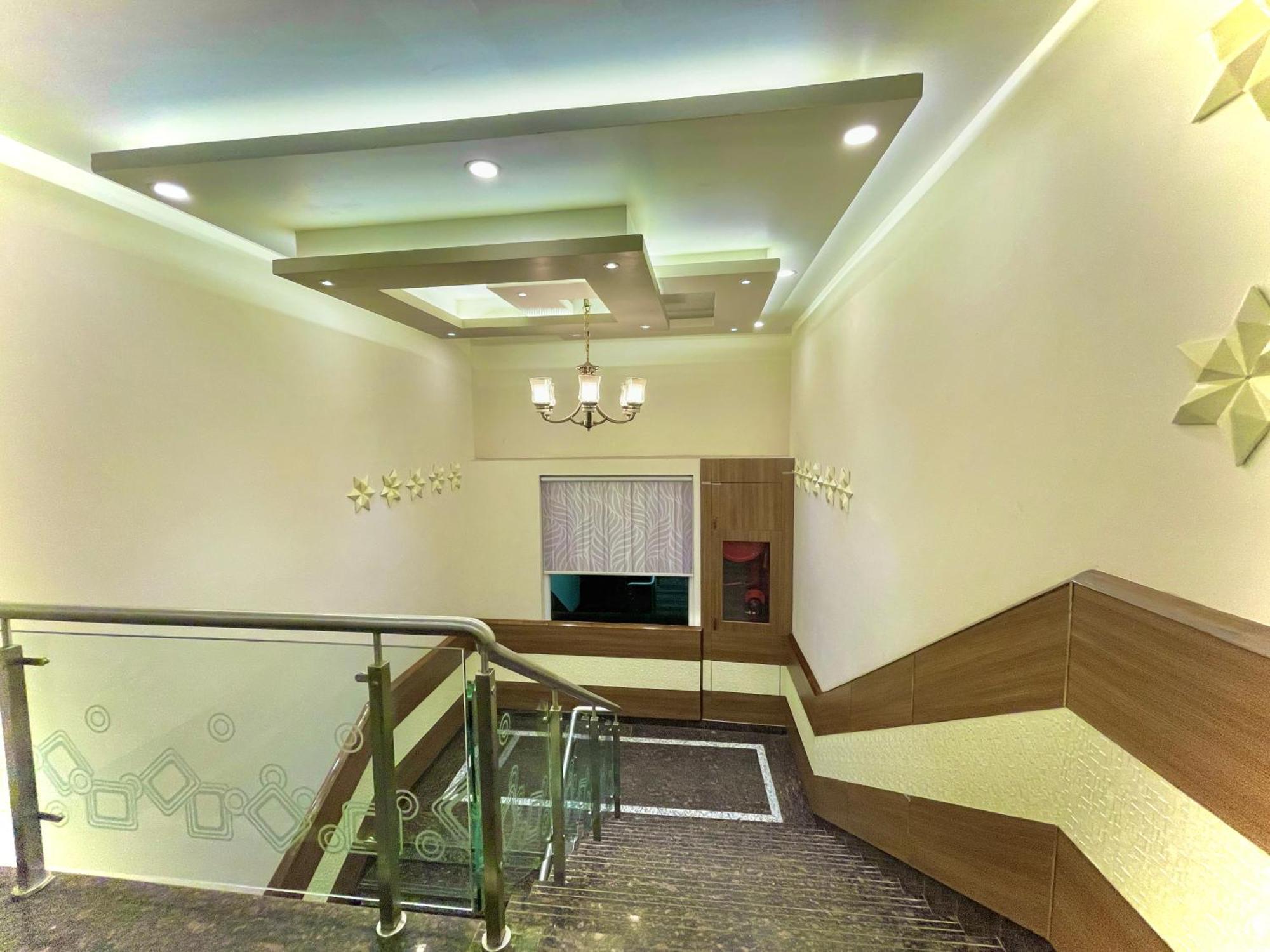 Hotel Kuber Palace ! Puri Near-Sea-Beach-And-Temple Fully-Air-Conditioned-Hotel With-Lift-And-Parking-Facility المظهر الخارجي الصورة