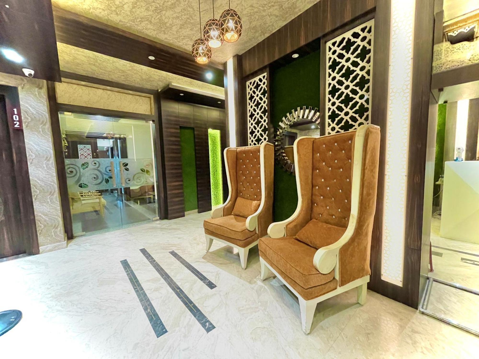 Hotel Kuber Palace ! Puri Near-Sea-Beach-And-Temple Fully-Air-Conditioned-Hotel With-Lift-And-Parking-Facility المظهر الخارجي الصورة