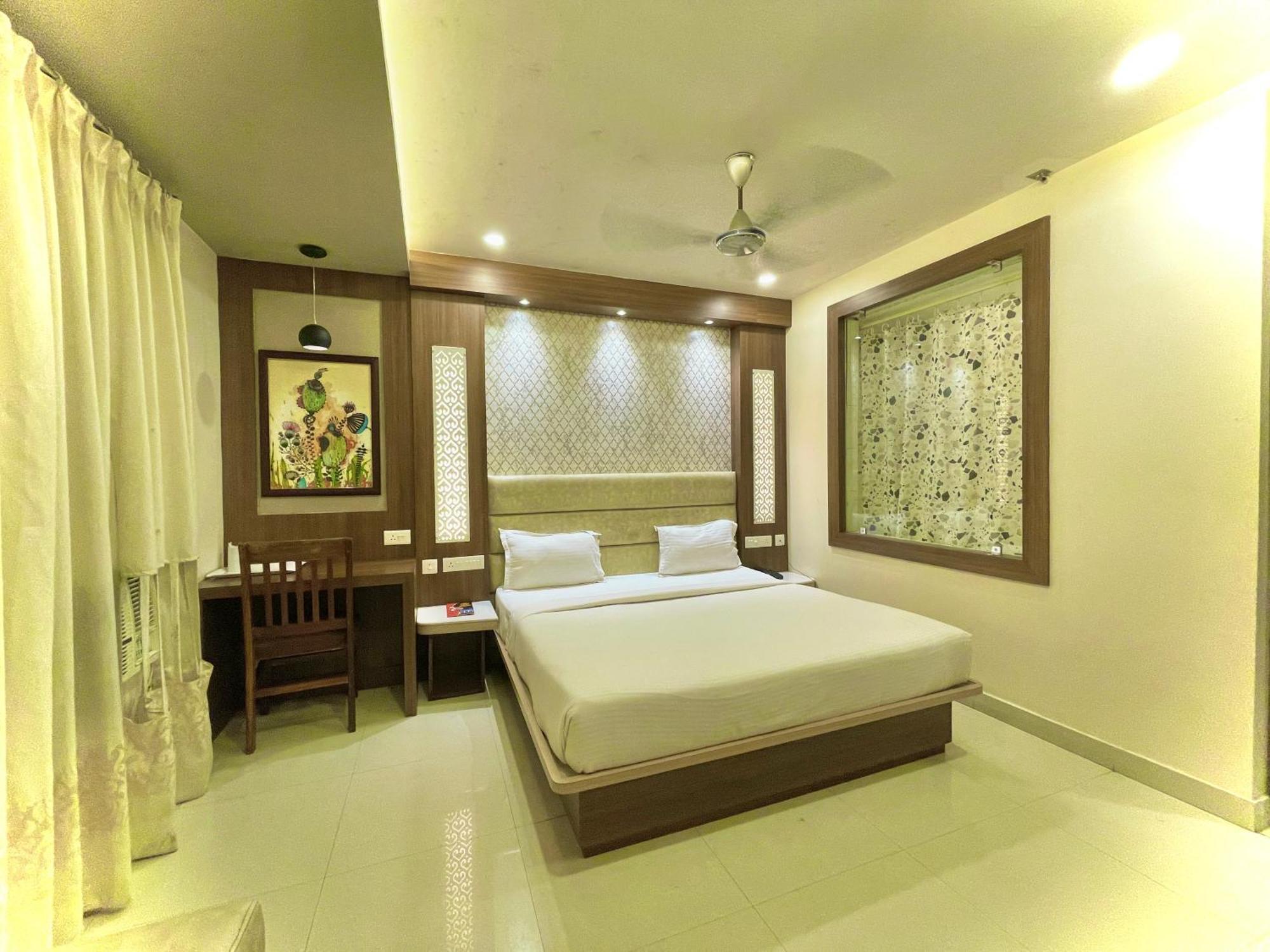 Hotel Kuber Palace ! Puri Near-Sea-Beach-And-Temple Fully-Air-Conditioned-Hotel With-Lift-And-Parking-Facility المظهر الخارجي الصورة