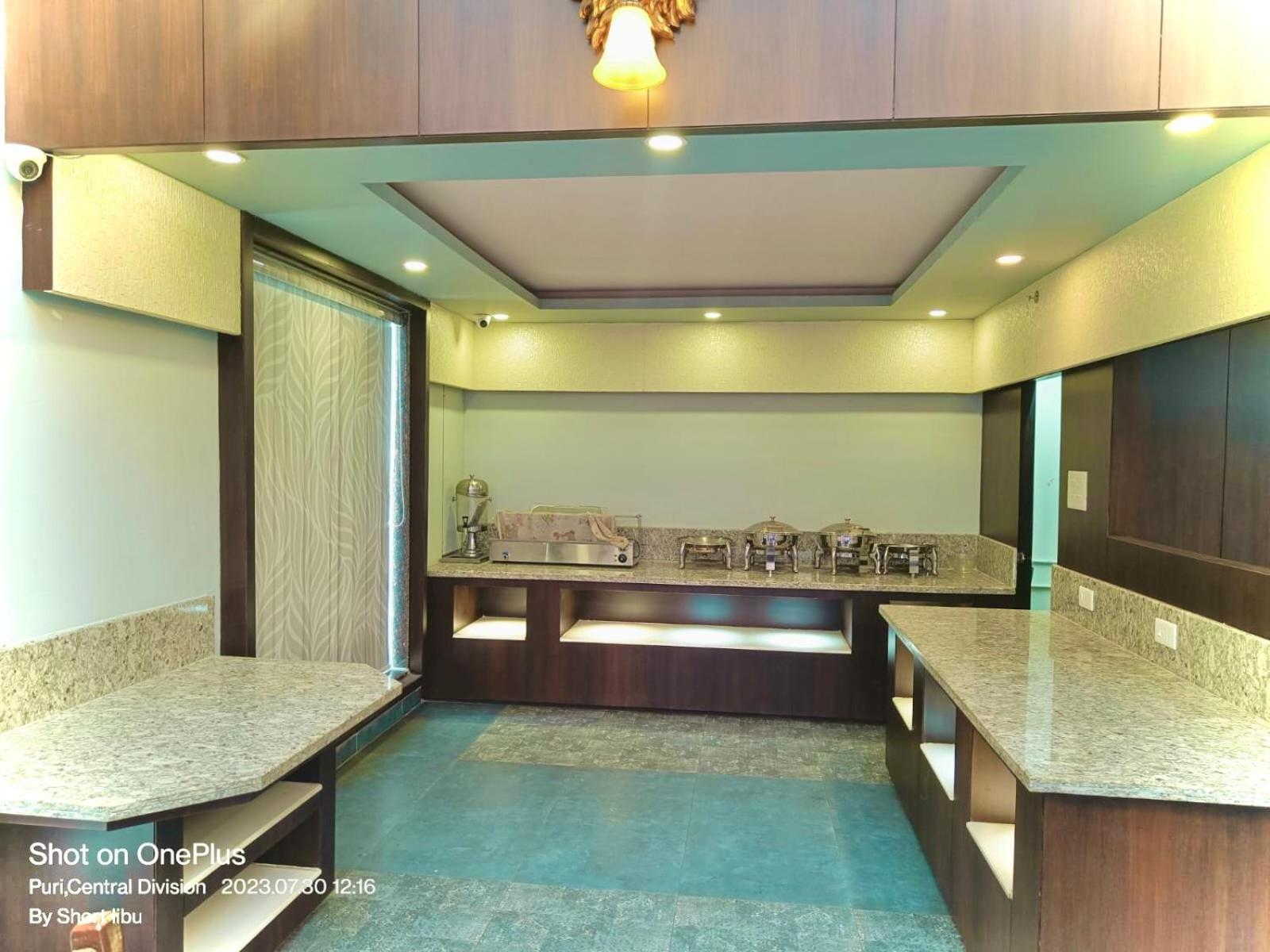 Hotel Kuber Palace ! Puri Near-Sea-Beach-And-Temple Fully-Air-Conditioned-Hotel With-Lift-And-Parking-Facility المظهر الخارجي الصورة