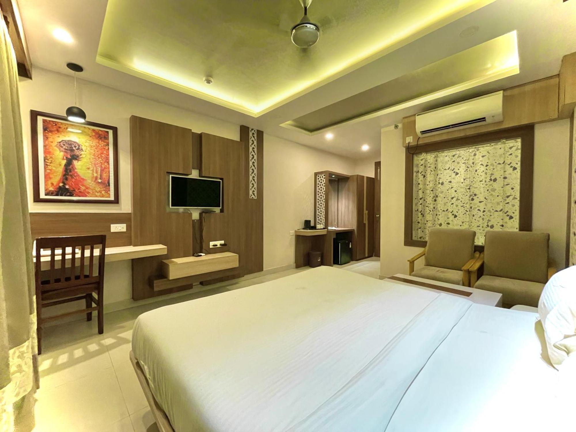 Hotel Kuber Palace ! Puri Near-Sea-Beach-And-Temple Fully-Air-Conditioned-Hotel With-Lift-And-Parking-Facility المظهر الخارجي الصورة