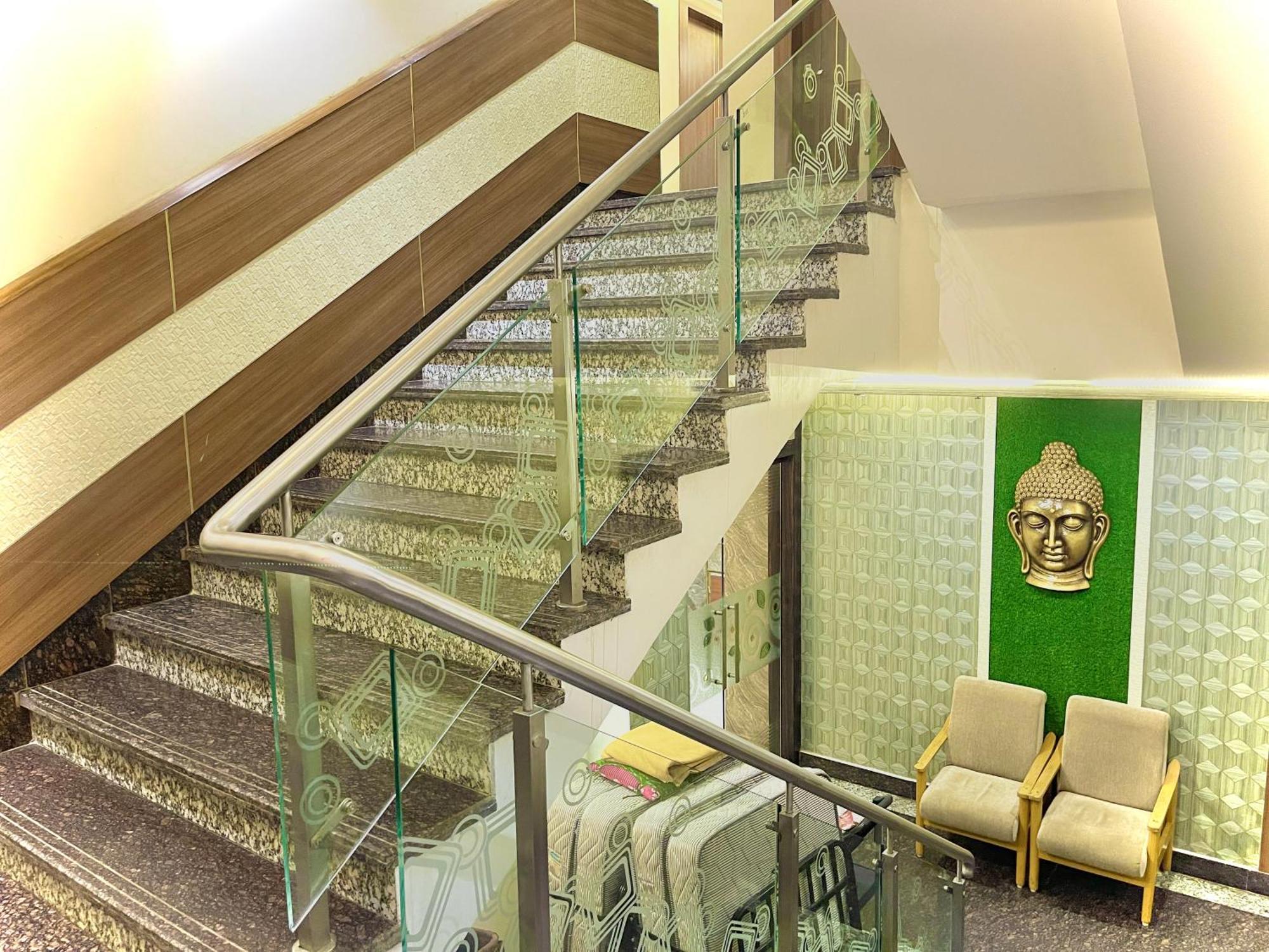 Hotel Kuber Palace ! Puri Near-Sea-Beach-And-Temple Fully-Air-Conditioned-Hotel With-Lift-And-Parking-Facility المظهر الخارجي الصورة