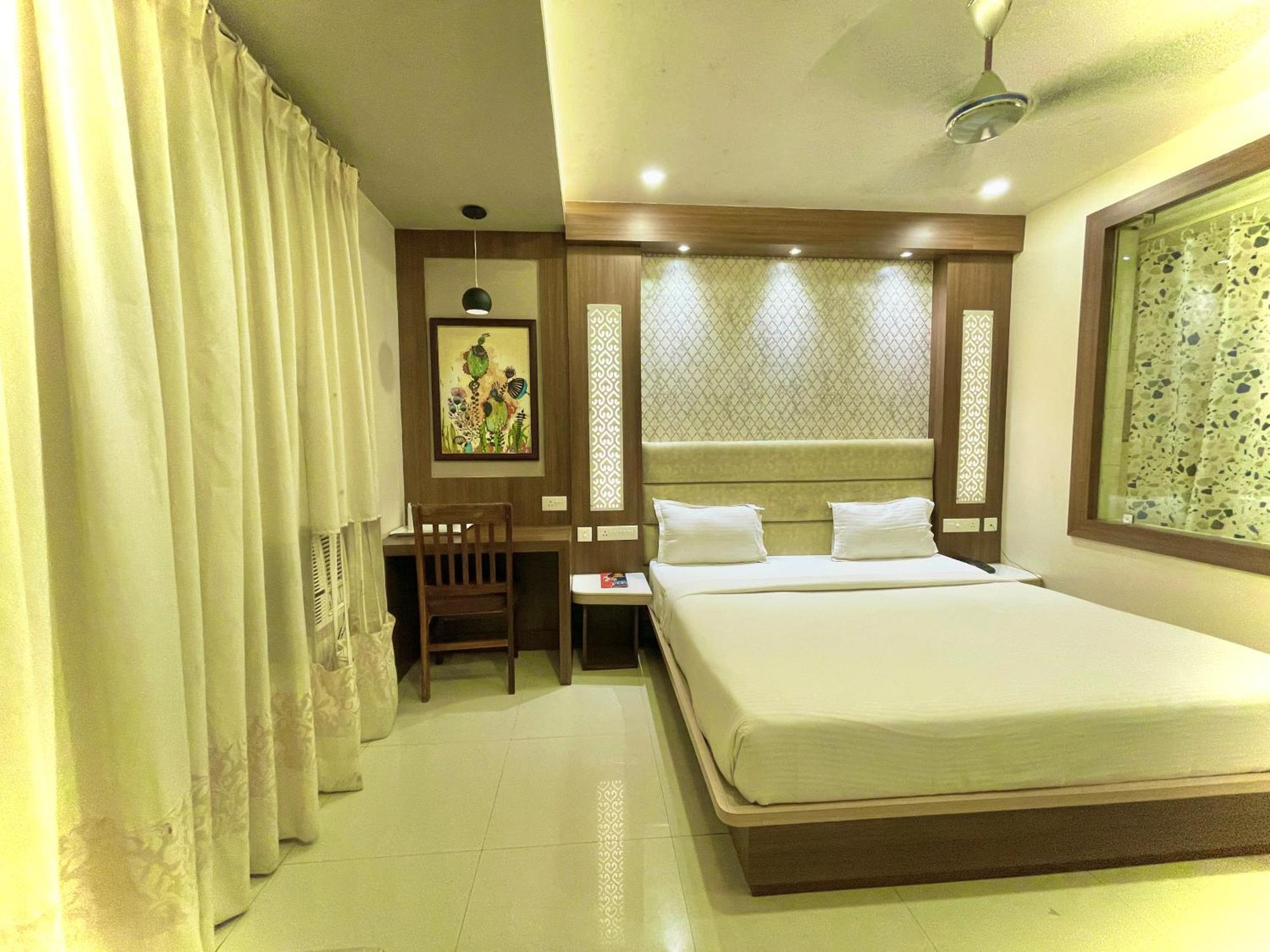 Hotel Kuber Palace ! Puri Near-Sea-Beach-And-Temple Fully-Air-Conditioned-Hotel With-Lift-And-Parking-Facility المظهر الخارجي الصورة