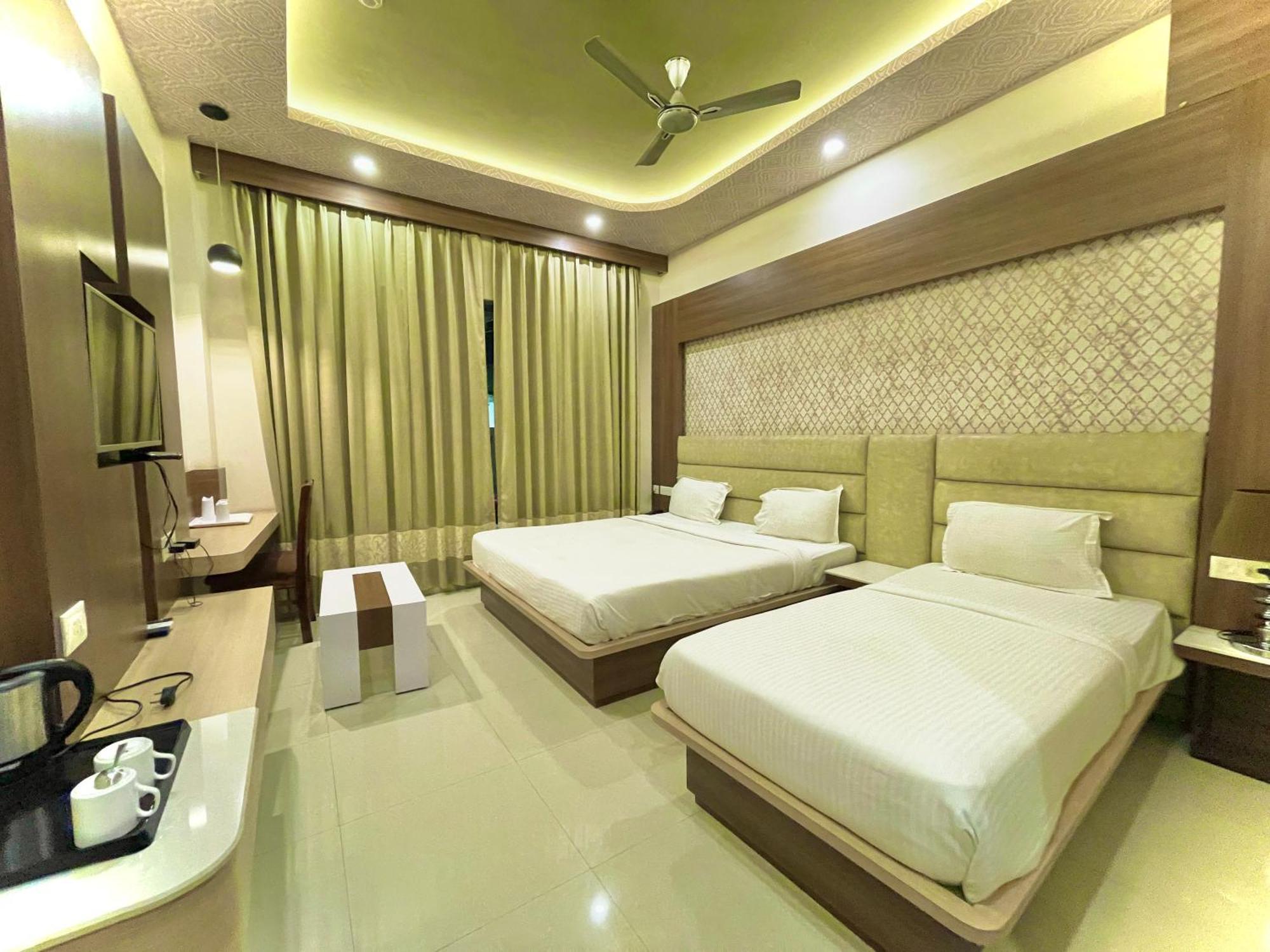 Hotel Kuber Palace ! Puri Near-Sea-Beach-And-Temple Fully-Air-Conditioned-Hotel With-Lift-And-Parking-Facility المظهر الخارجي الصورة