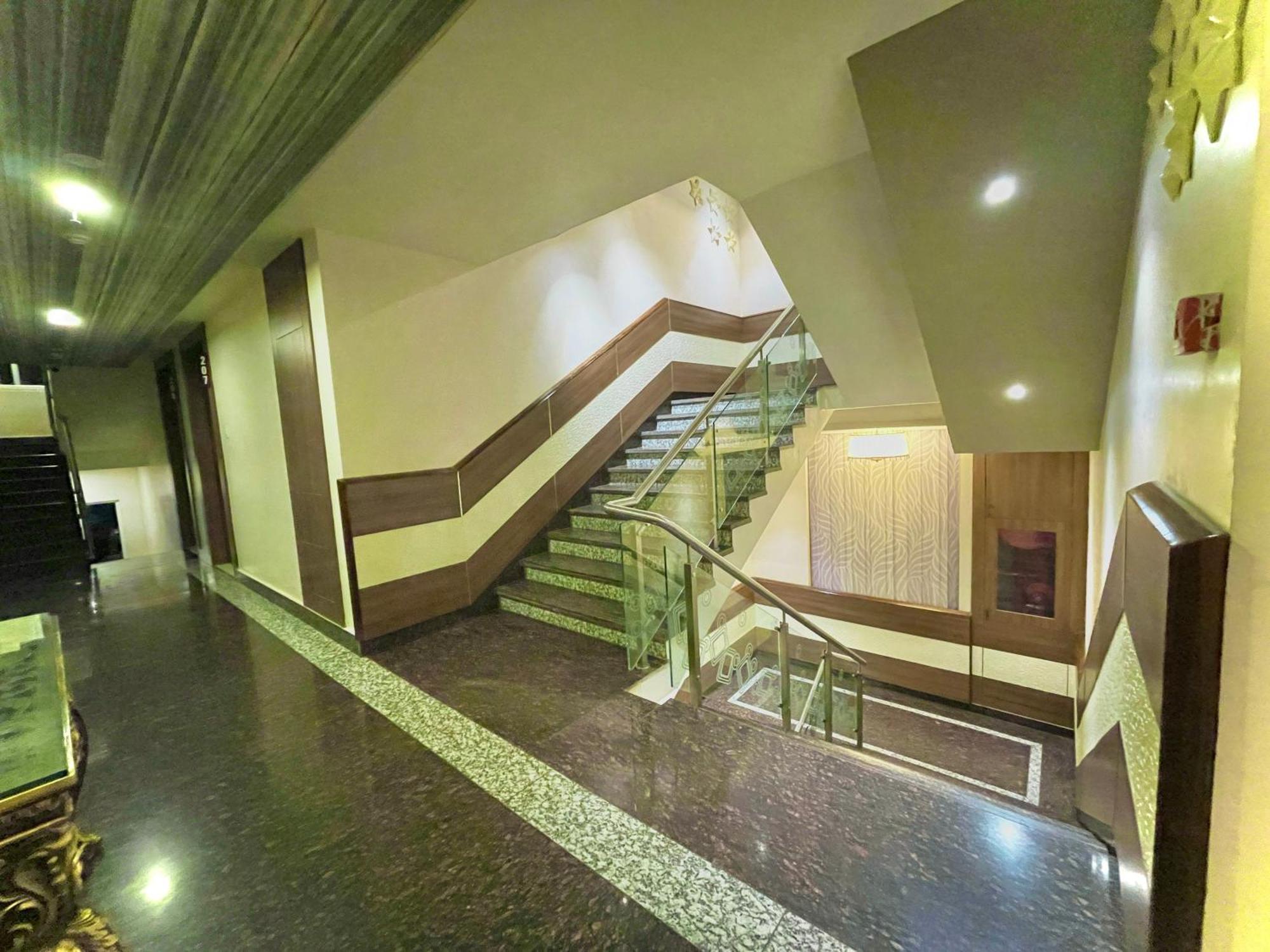 Hotel Kuber Palace ! Puri Near-Sea-Beach-And-Temple Fully-Air-Conditioned-Hotel With-Lift-And-Parking-Facility المظهر الخارجي الصورة
