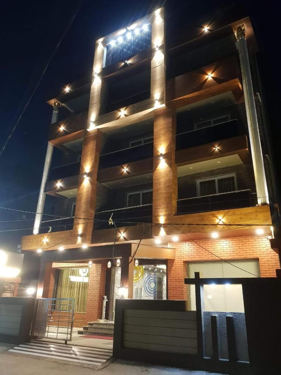 Hotel Kuber Palace ! Puri Near-Sea-Beach-And-Temple Fully-Air-Conditioned-Hotel With-Lift-And-Parking-Facility المظهر الخارجي الصورة