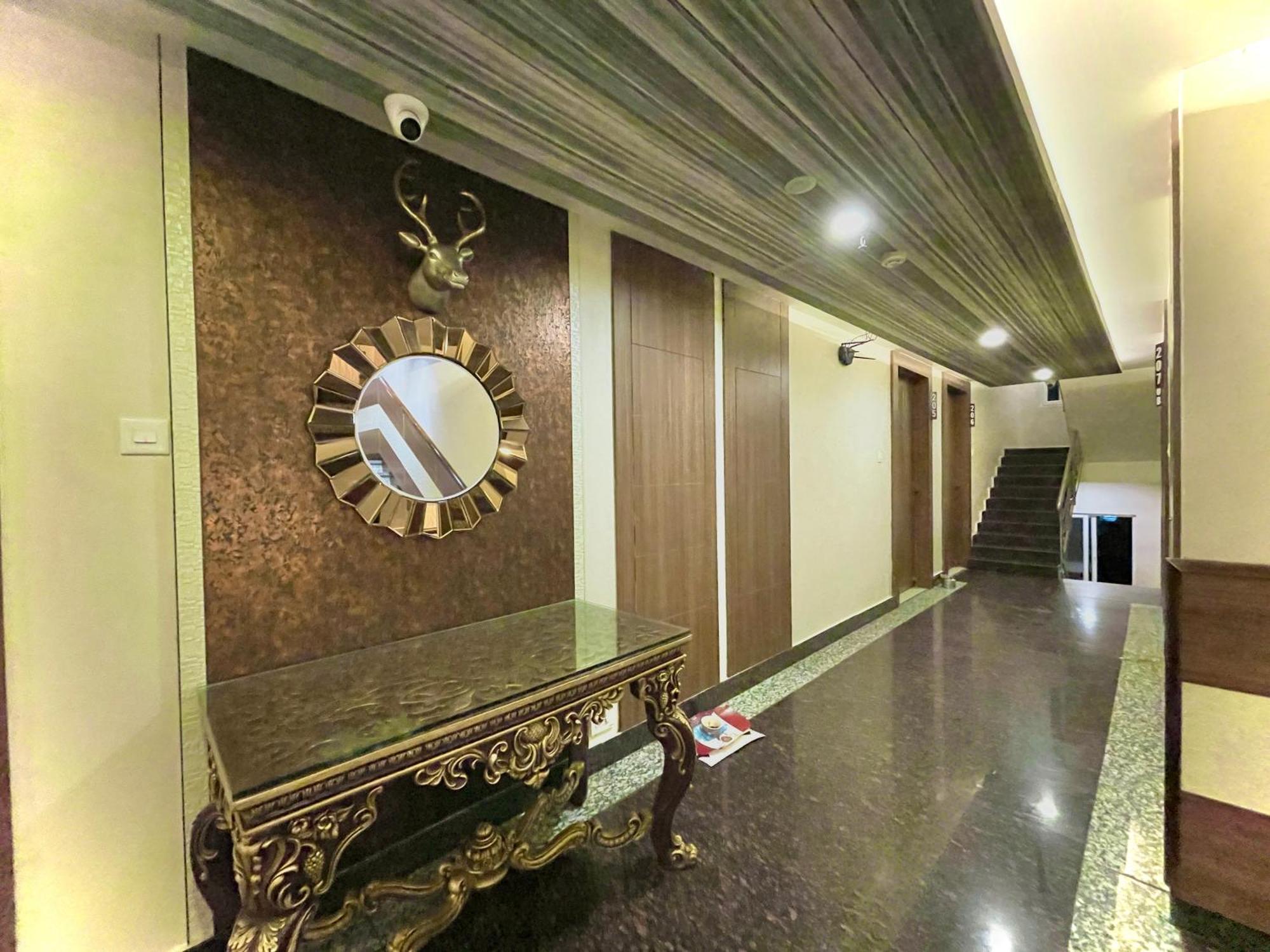 Hotel Kuber Palace ! Puri Near-Sea-Beach-And-Temple Fully-Air-Conditioned-Hotel With-Lift-And-Parking-Facility المظهر الخارجي الصورة
