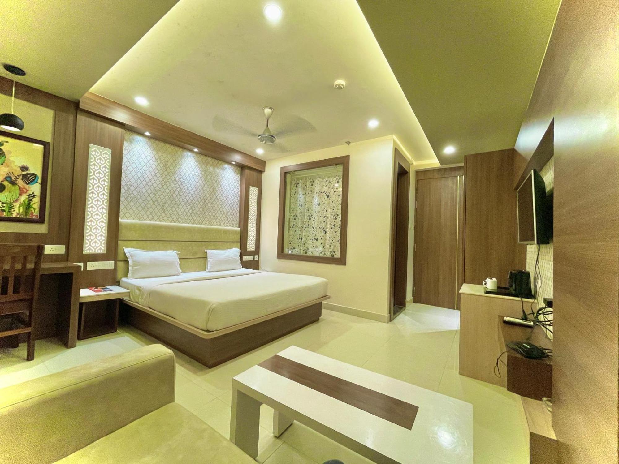 Hotel Kuber Palace ! Puri Near-Sea-Beach-And-Temple Fully-Air-Conditioned-Hotel With-Lift-And-Parking-Facility المظهر الخارجي الصورة