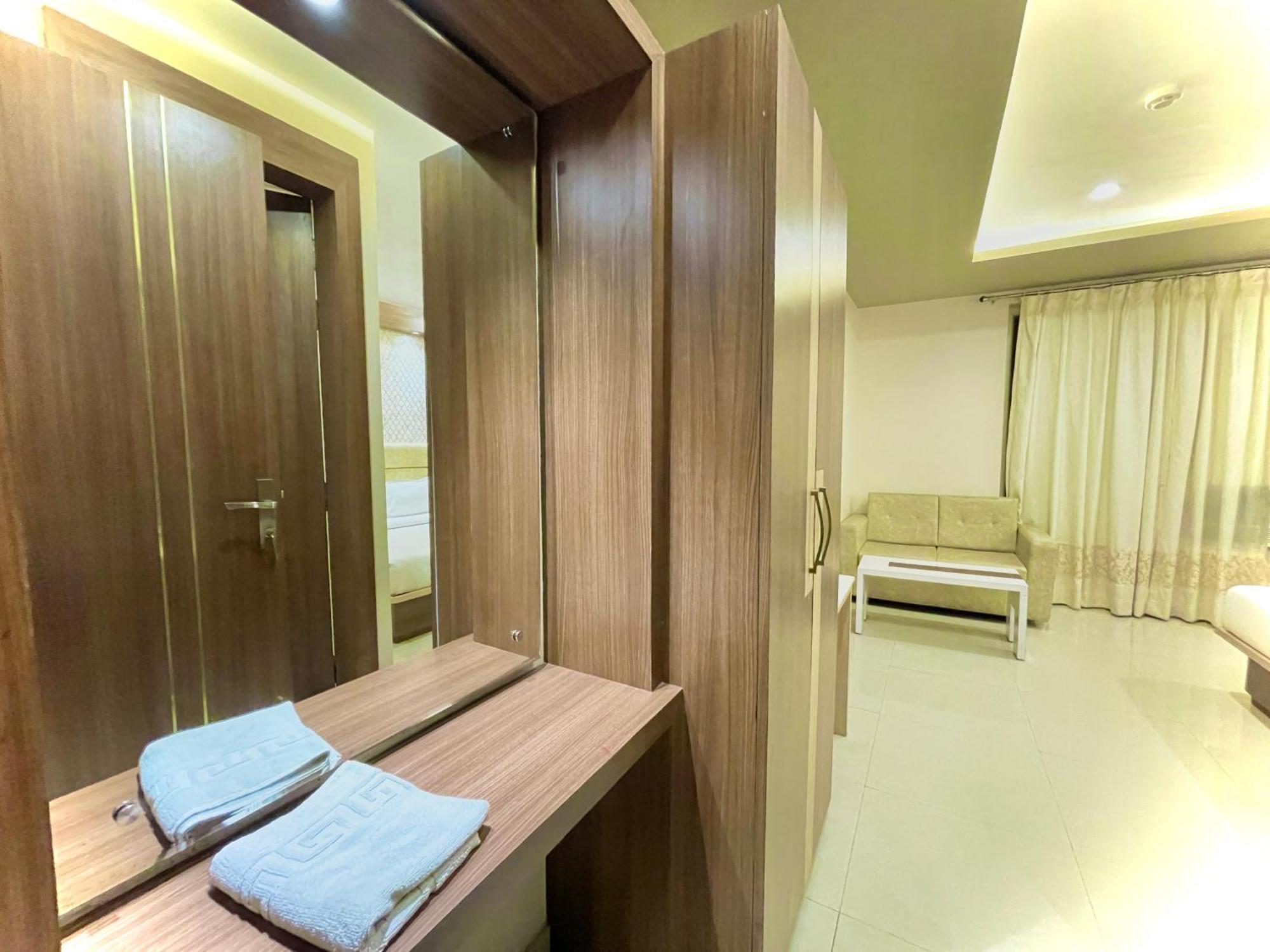 Hotel Kuber Palace ! Puri Near-Sea-Beach-And-Temple Fully-Air-Conditioned-Hotel With-Lift-And-Parking-Facility المظهر الخارجي الصورة