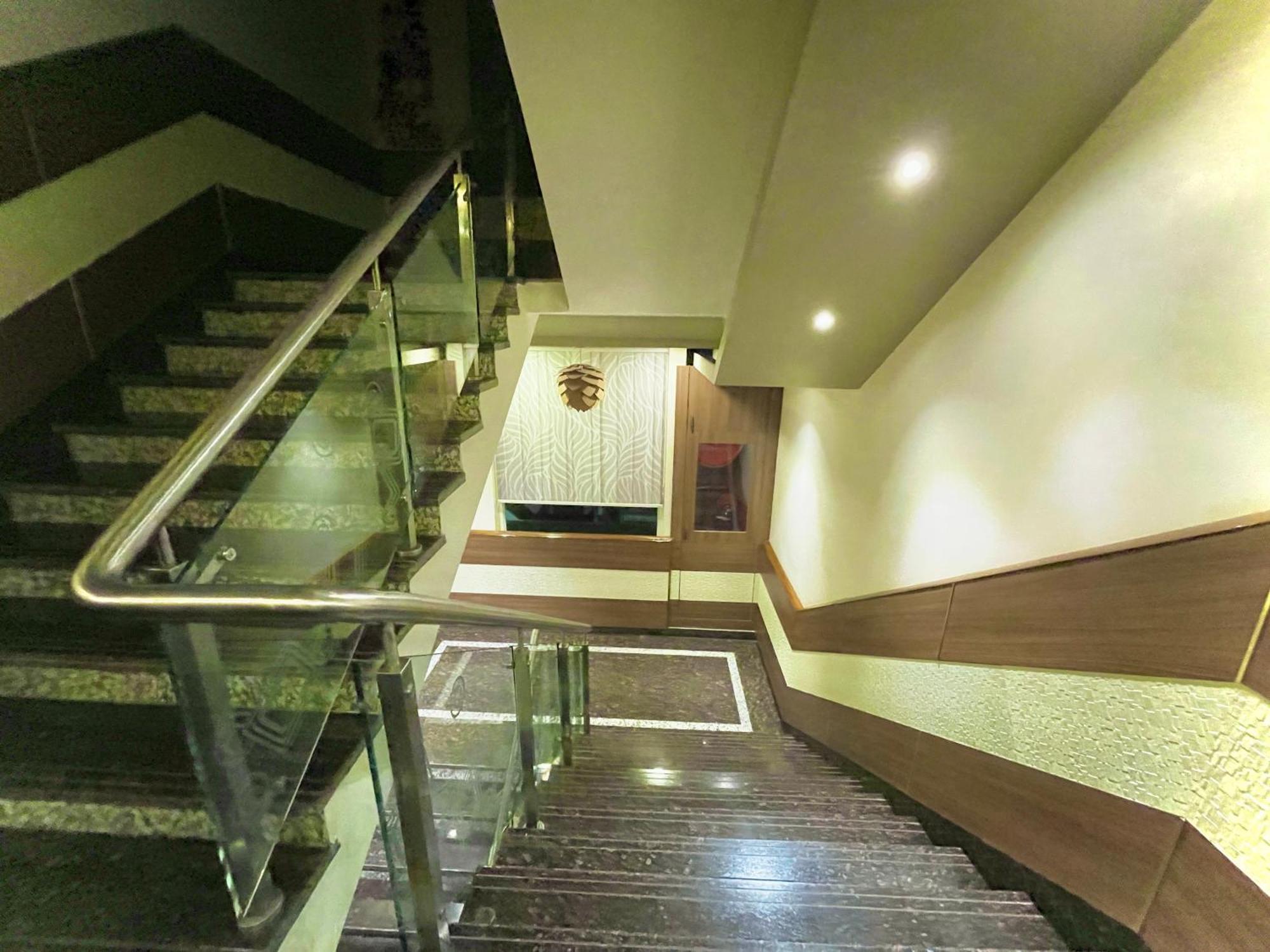 Hotel Kuber Palace ! Puri Near-Sea-Beach-And-Temple Fully-Air-Conditioned-Hotel With-Lift-And-Parking-Facility المظهر الخارجي الصورة
