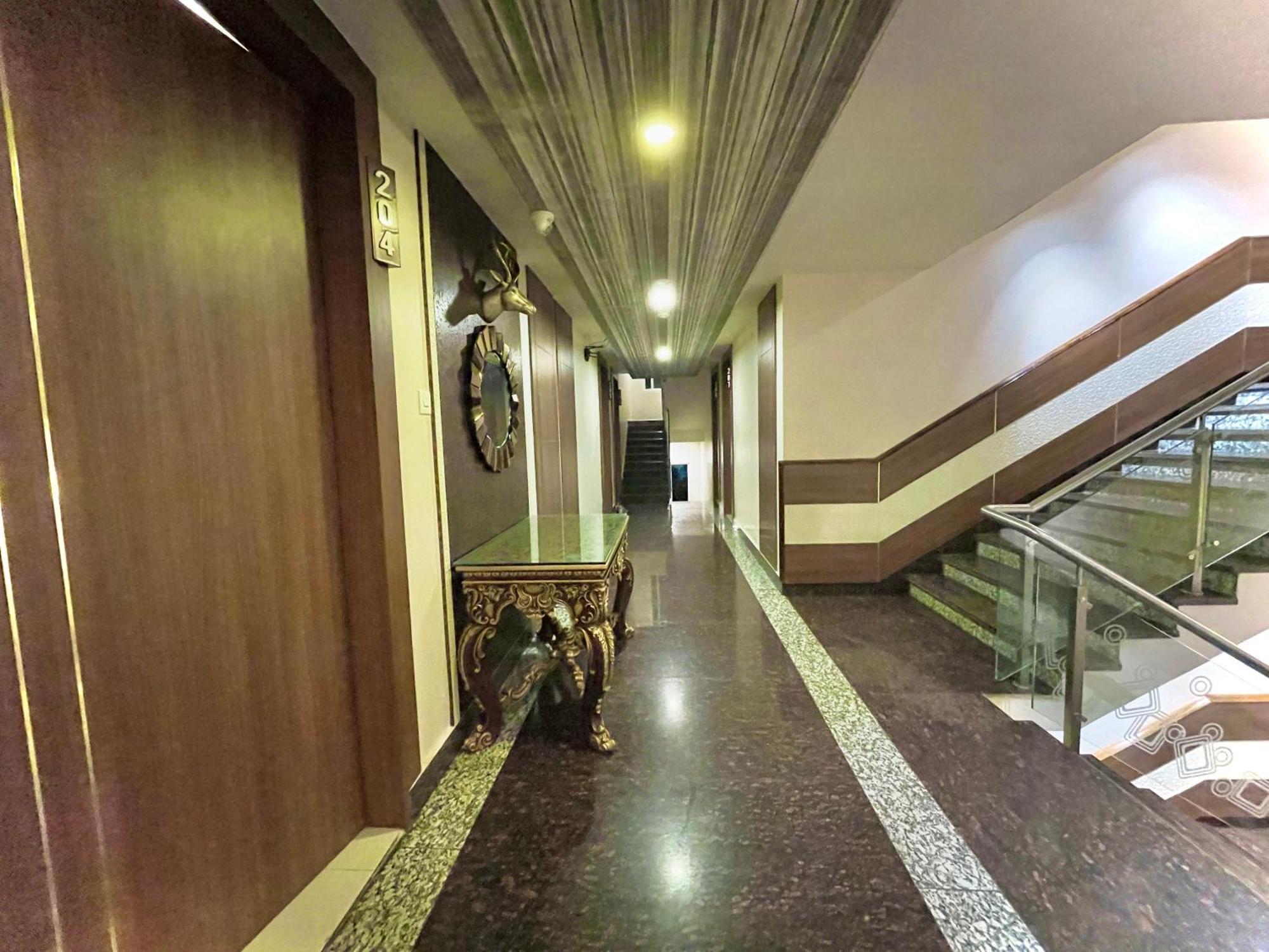 Hotel Kuber Palace ! Puri Near-Sea-Beach-And-Temple Fully-Air-Conditioned-Hotel With-Lift-And-Parking-Facility المظهر الخارجي الصورة