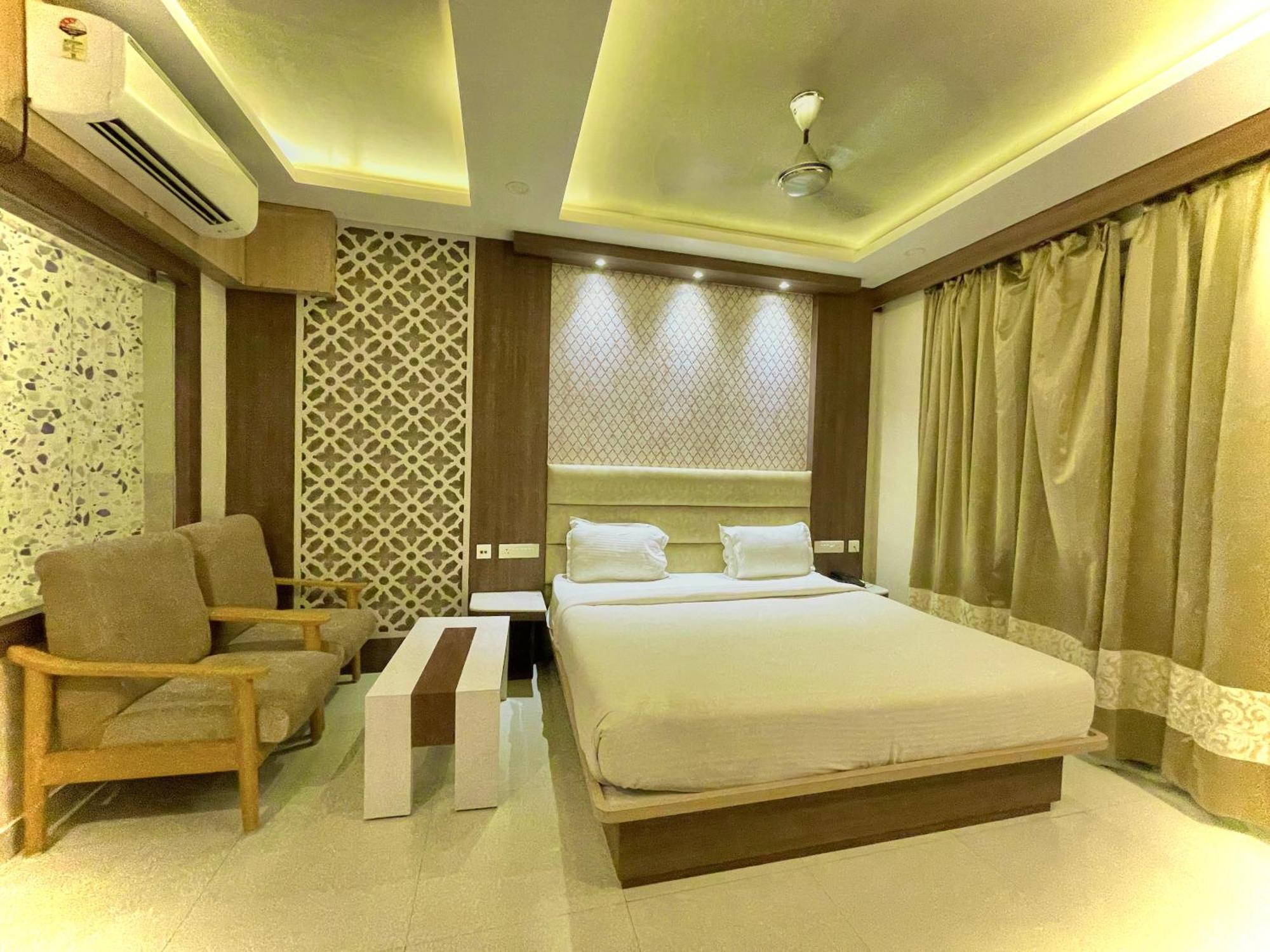 Hotel Kuber Palace ! Puri Near-Sea-Beach-And-Temple Fully-Air-Conditioned-Hotel With-Lift-And-Parking-Facility المظهر الخارجي الصورة