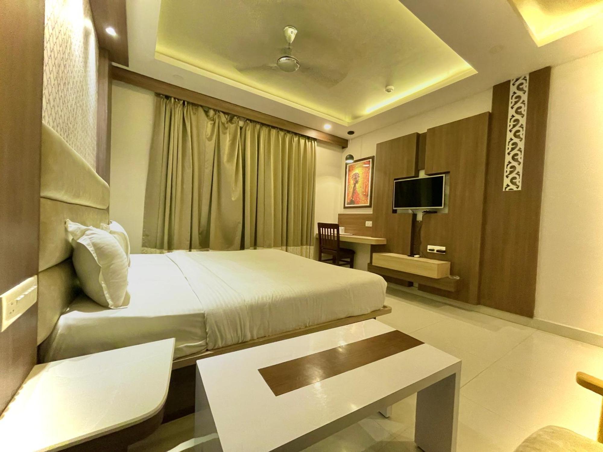 Hotel Kuber Palace ! Puri Near-Sea-Beach-And-Temple Fully-Air-Conditioned-Hotel With-Lift-And-Parking-Facility المظهر الخارجي الصورة