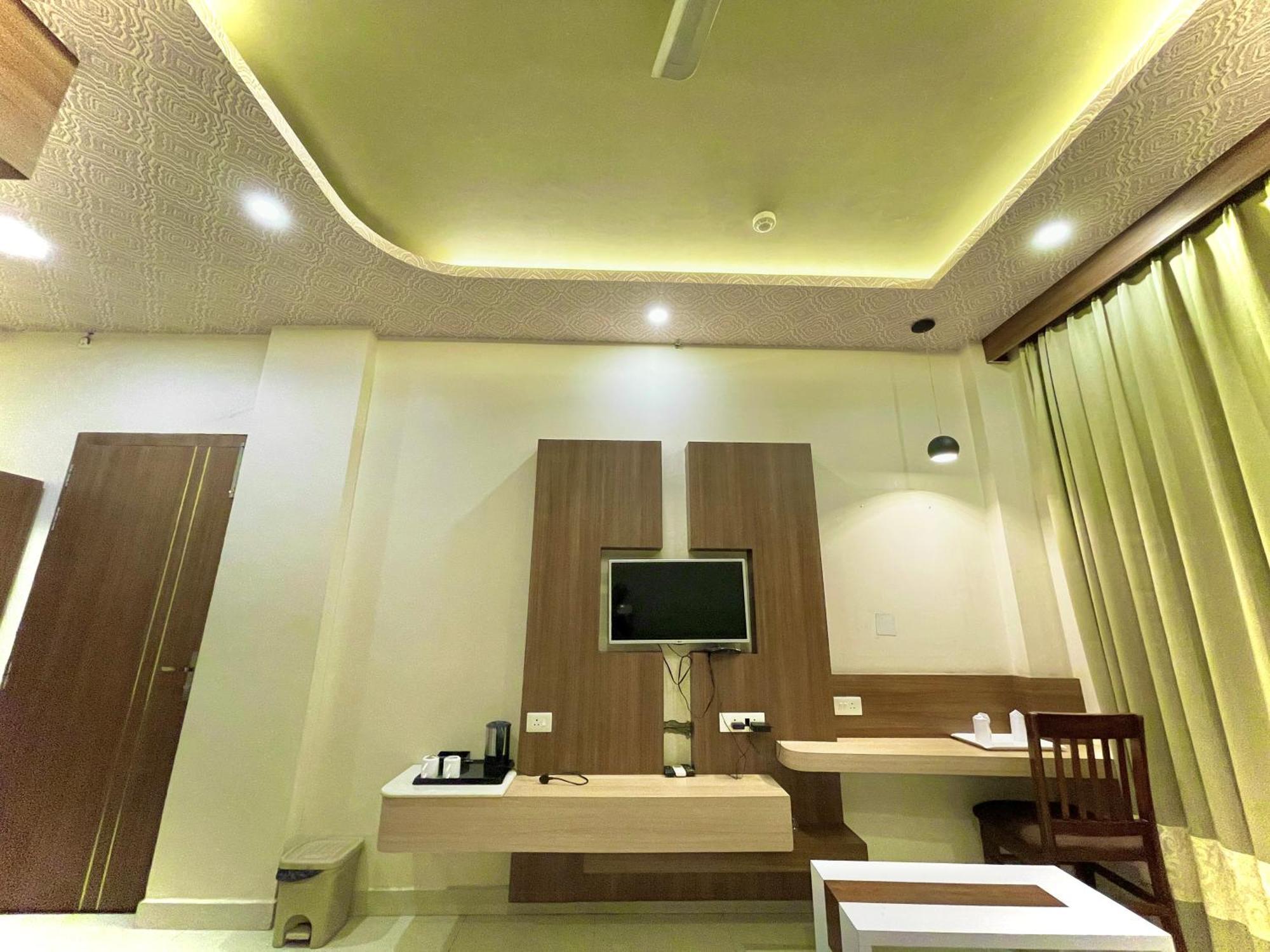 Hotel Kuber Palace ! Puri Near-Sea-Beach-And-Temple Fully-Air-Conditioned-Hotel With-Lift-And-Parking-Facility المظهر الخارجي الصورة