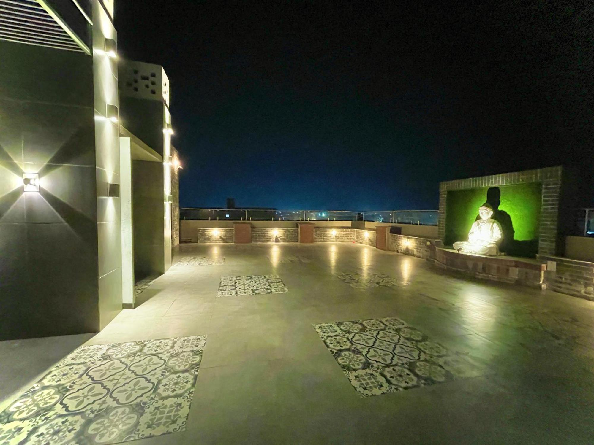 Hotel Kuber Palace ! Puri Near-Sea-Beach-And-Temple Fully-Air-Conditioned-Hotel With-Lift-And-Parking-Facility المظهر الخارجي الصورة