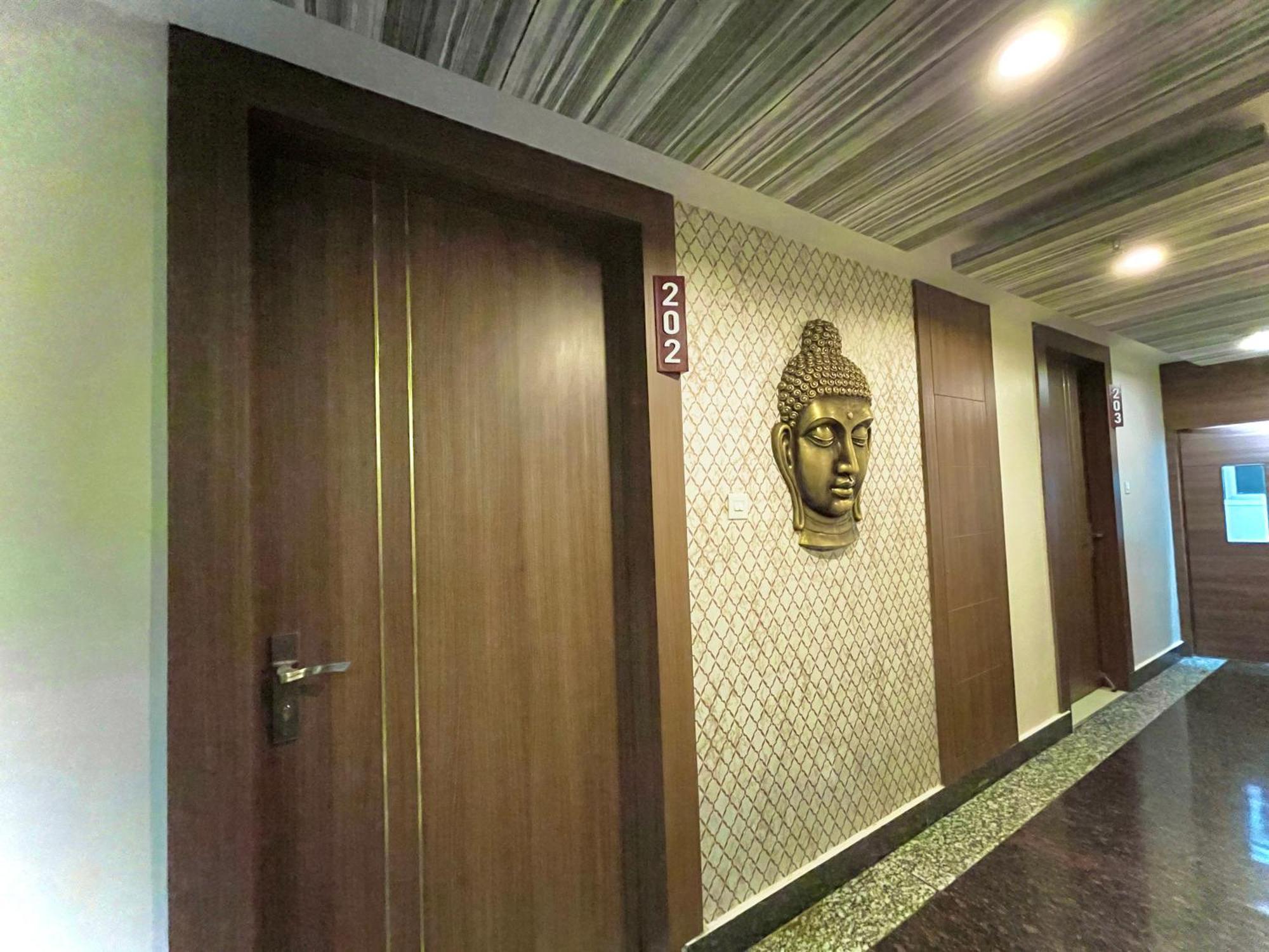 Hotel Kuber Palace ! Puri Near-Sea-Beach-And-Temple Fully-Air-Conditioned-Hotel With-Lift-And-Parking-Facility المظهر الخارجي الصورة