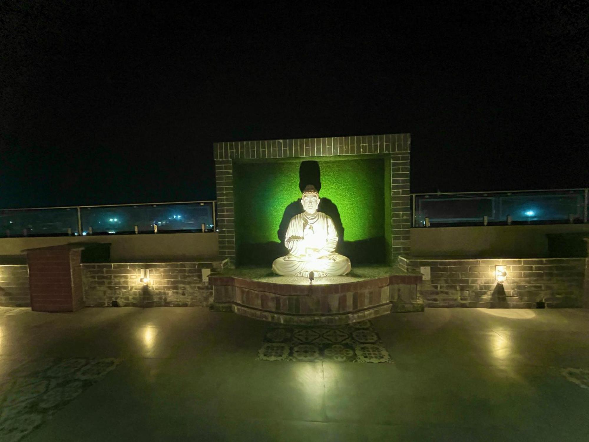 Hotel Kuber Palace ! Puri Near-Sea-Beach-And-Temple Fully-Air-Conditioned-Hotel With-Lift-And-Parking-Facility المظهر الخارجي الصورة