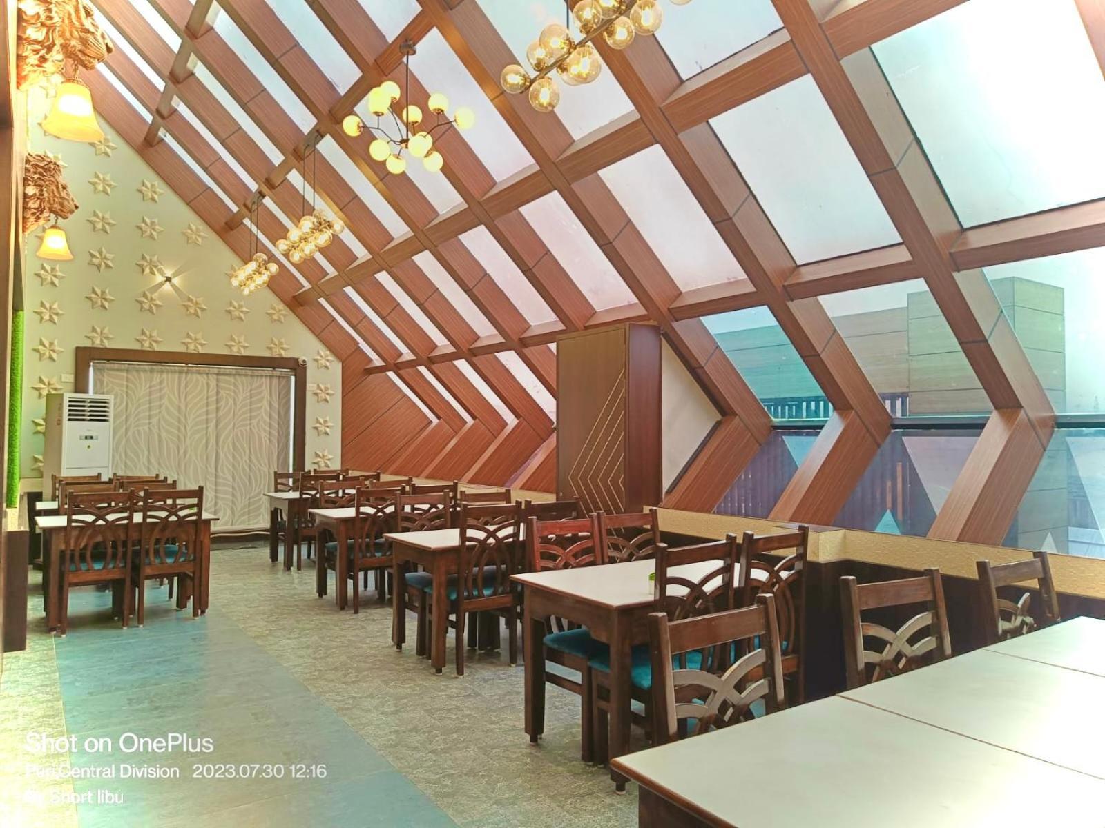 Hotel Kuber Palace ! Puri Near-Sea-Beach-And-Temple Fully-Air-Conditioned-Hotel With-Lift-And-Parking-Facility المظهر الخارجي الصورة
