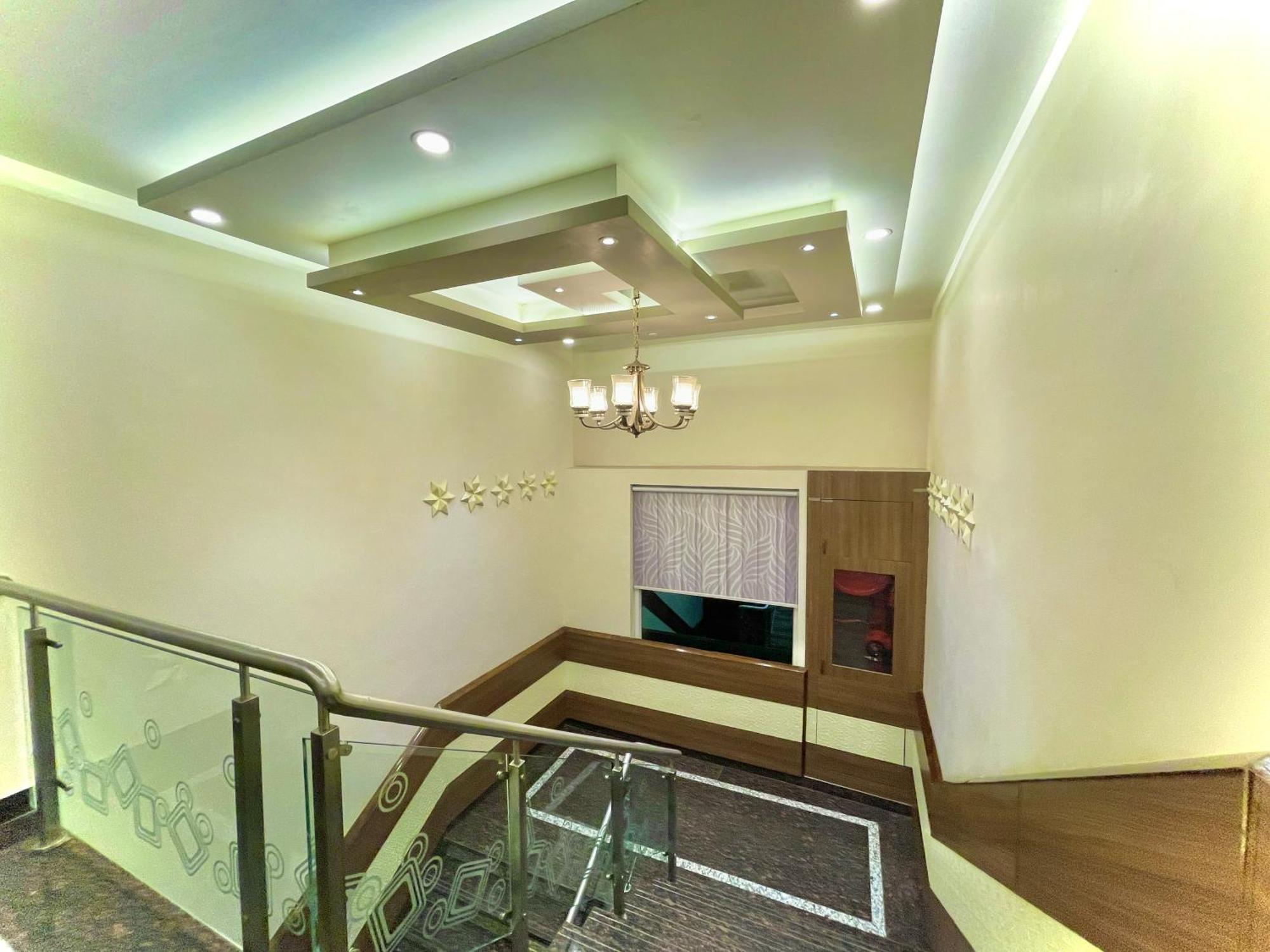 Hotel Kuber Palace ! Puri Near-Sea-Beach-And-Temple Fully-Air-Conditioned-Hotel With-Lift-And-Parking-Facility المظهر الخارجي الصورة