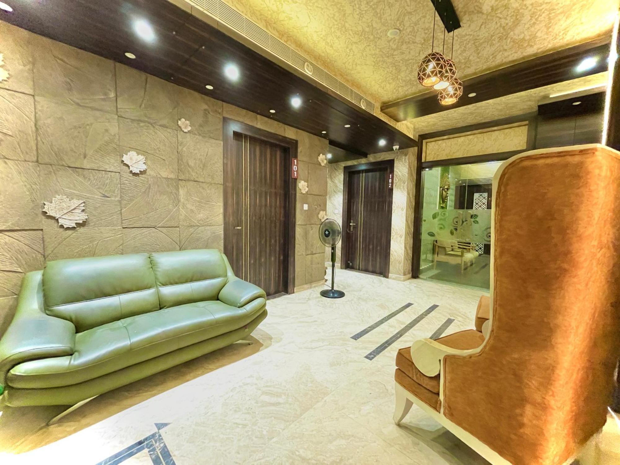 Hotel Kuber Palace ! Puri Near-Sea-Beach-And-Temple Fully-Air-Conditioned-Hotel With-Lift-And-Parking-Facility المظهر الخارجي الصورة