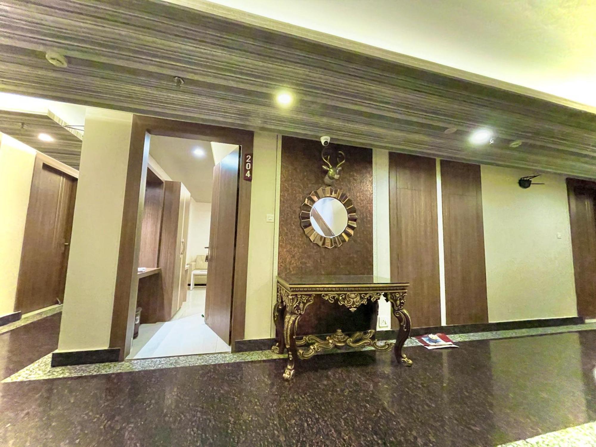 Hotel Kuber Palace ! Puri Near-Sea-Beach-And-Temple Fully-Air-Conditioned-Hotel With-Lift-And-Parking-Facility المظهر الخارجي الصورة