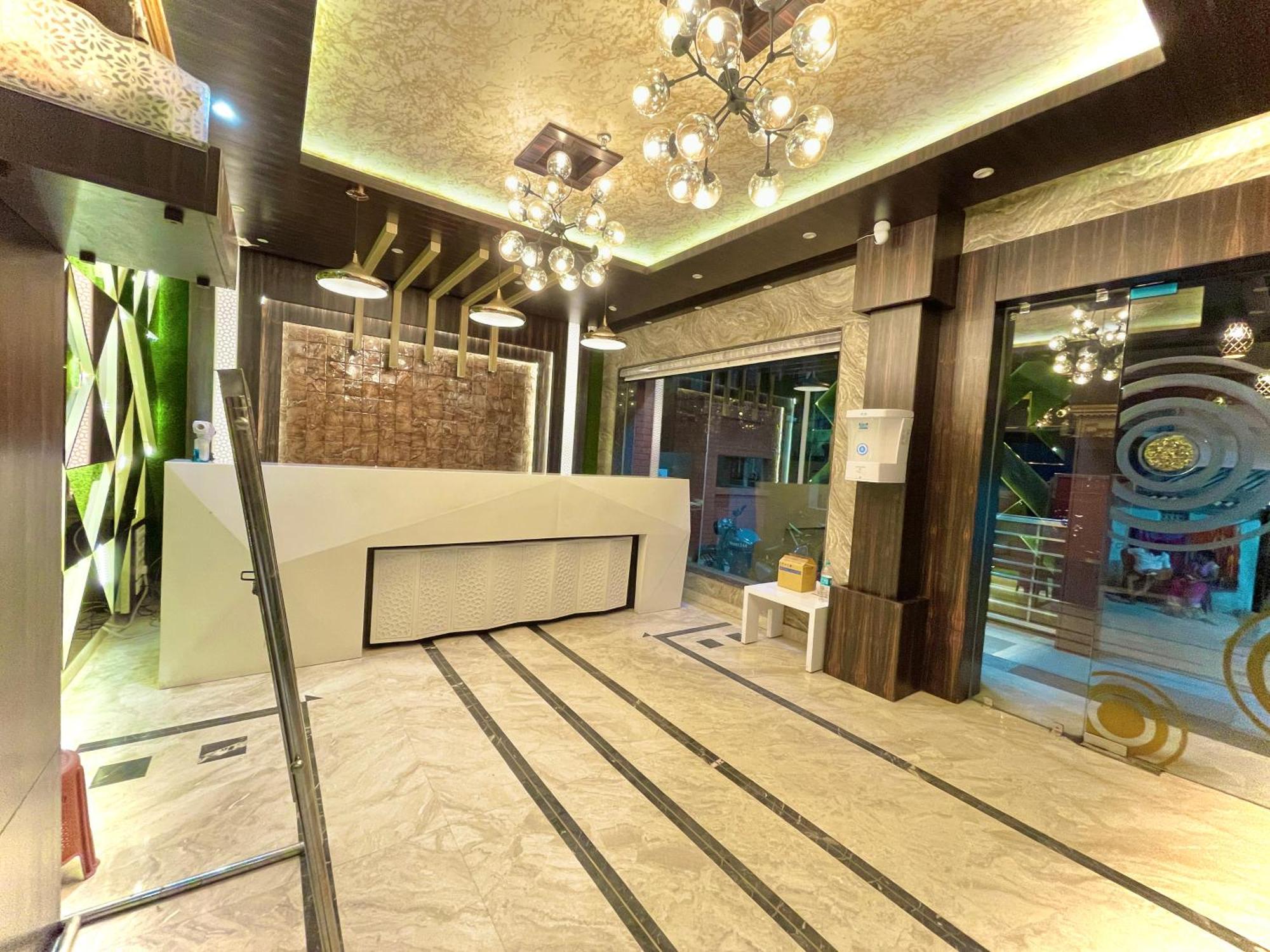 Hotel Kuber Palace ! Puri Near-Sea-Beach-And-Temple Fully-Air-Conditioned-Hotel With-Lift-And-Parking-Facility المظهر الخارجي الصورة